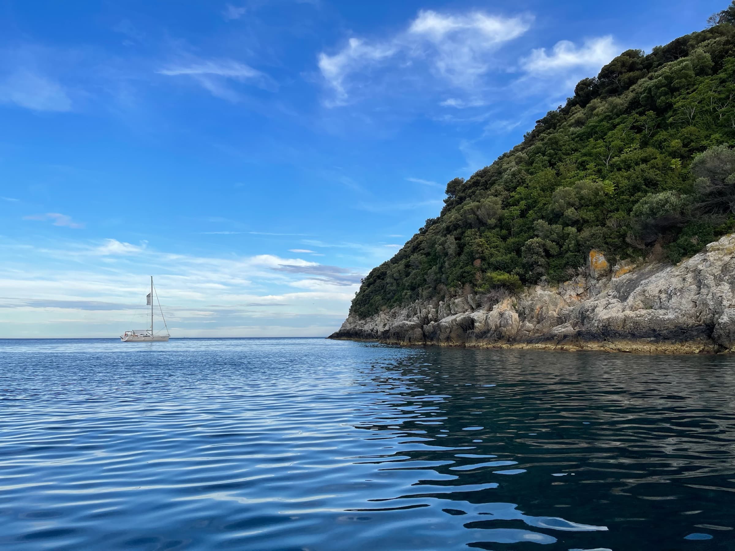 La costa rocciosa della Riviera di Ponente