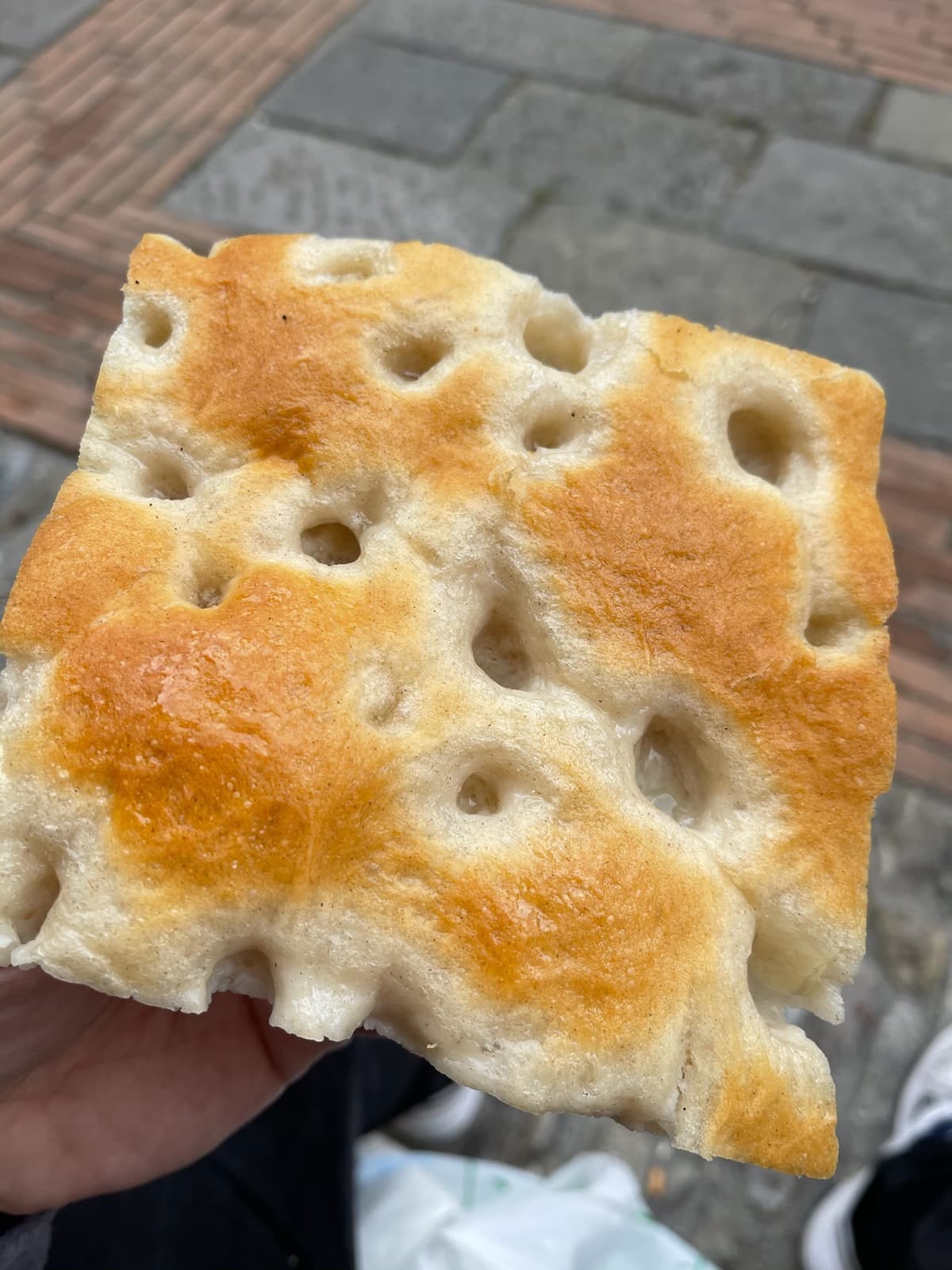 Focaccia ligure appena uscita dal forno — il cibo preferito di tutti i bambini