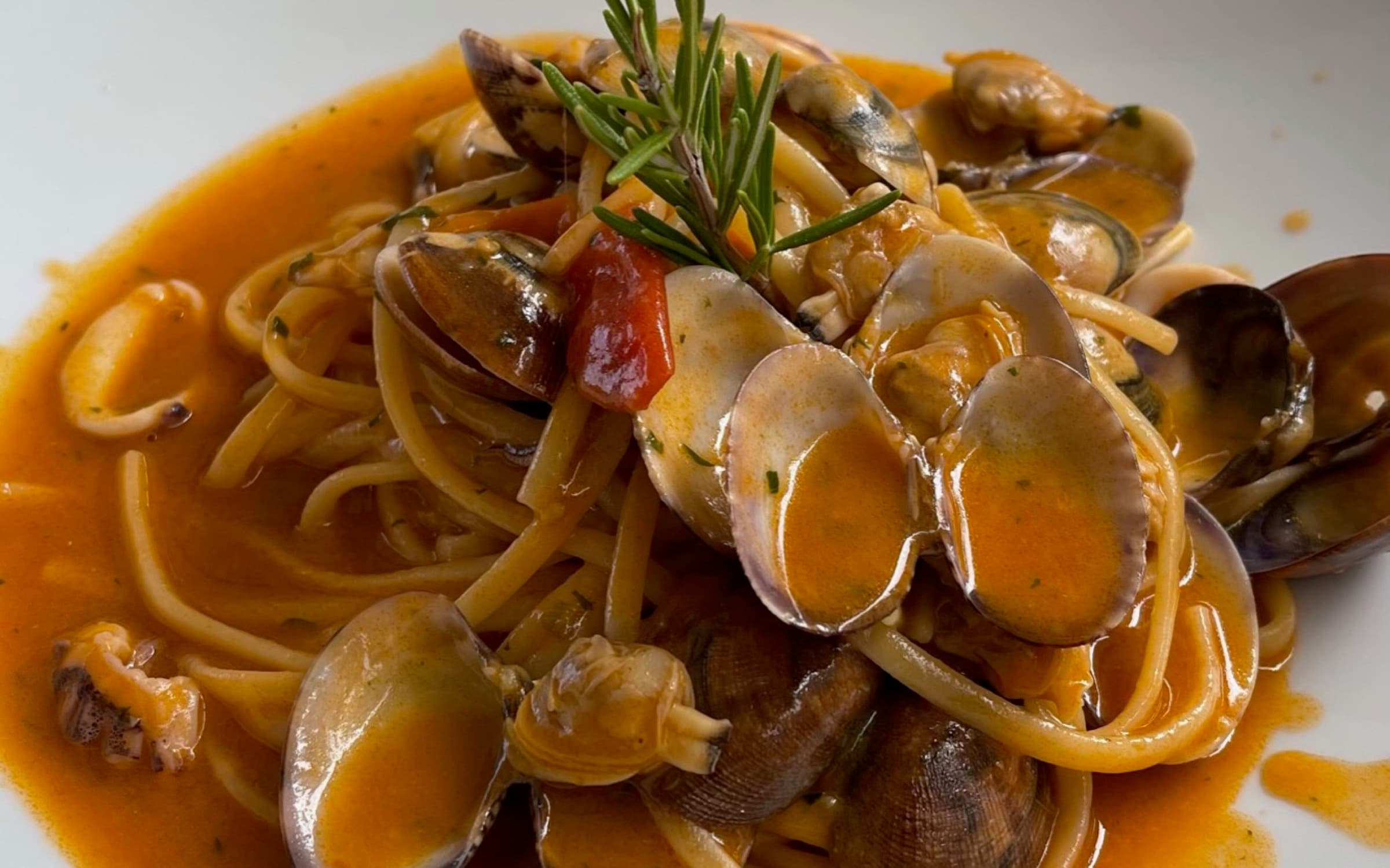 Spaghetti alle vongole con rosmarino — il pesce fresco della riviera